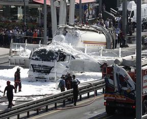 Avcılar'da üst geçit çöktü
