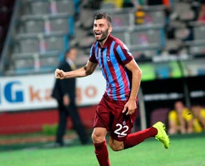 Kırık ayakla oynamış