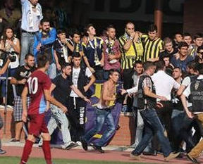 F.Bahçeli taraftarlar Trabzonsporlu futbolculara saldırdı