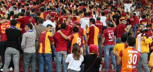 Galatasaray taraftarı TFF’yi protesto etti