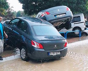 Yağmur felç etti