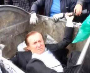 Göstericiler milletvekilini çöpe attılar