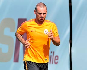 Fırsattan istifade Sneijder’e kanca