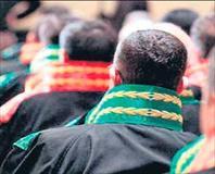 Cemaatin hakimlerinden beddua şov