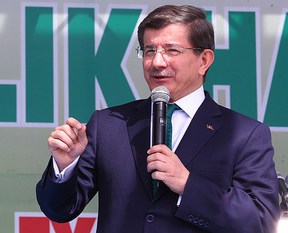 Sana değil Mehmetçiğin gölgesine geldiler