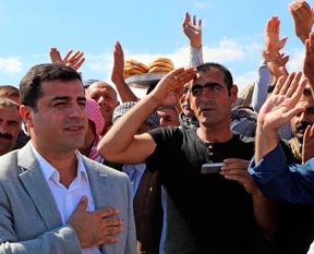 Demirtaş sınırı geçti