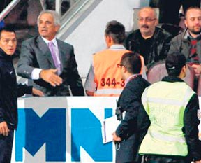 Maçı tekrar izledi yine sinirlendi!