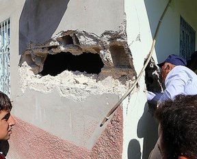 Suruç'ta havan topu mermisi eve düştü