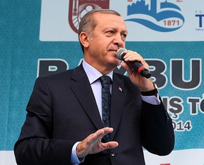 Kürt çocukları cahil kalsın diye yakıyorlar