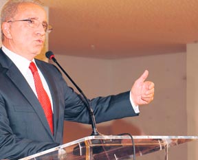 Bombayı yeni başkanın kucağına bıraktı