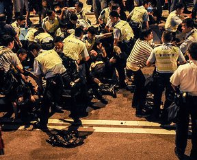 Hong Kong polisi güç kullanarak dağıttı