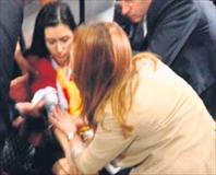 Toplantı sırasında hostes kız bayıldı