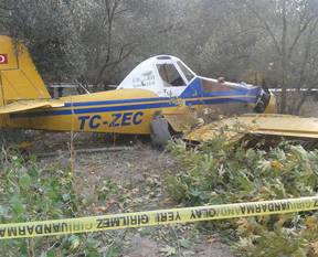 Zeytin ilaçlama uçağı düştü