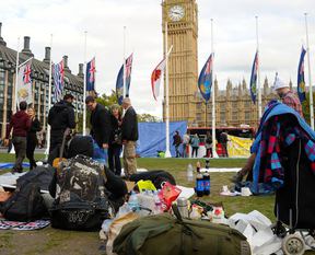İngiliz Parlamentosu önünde protesto