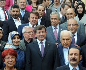 Davutoğlu'ndan Yedi Güzel Adam setine ziyaret!
