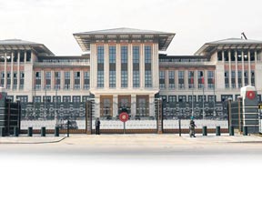 Sarayın derdi New York'u gerdi