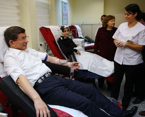 Davutoğlu kan bağışında bulundu