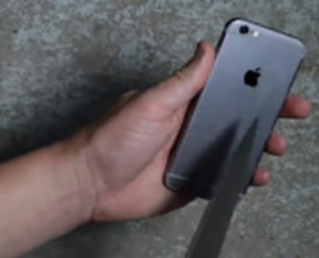 iPhone 6’ya bıçaklı çekiçli test