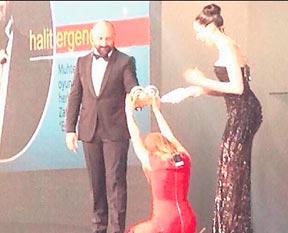 Meryem Halit'in önünde diz çöktü