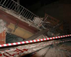 İzmir’de 3 katlı bina çöktü!