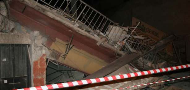 İzmir’de 3 katlı bina çöktü!
