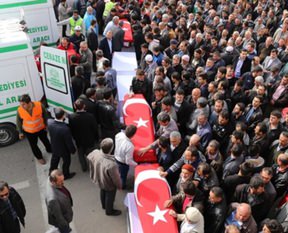 Madenciler son yolculuğuna uğurlanıyor