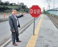 Görme engelliler için ’dur’ tabelası