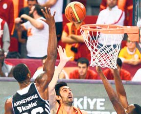 Aslan'ın 100'ü derbide güldü