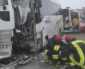 Midibüs kamyona çarptı: 20 yaralı