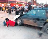 Siyahların üzerine araba sürdüler