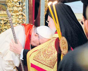 Patrik’ten Papa öpücüğü