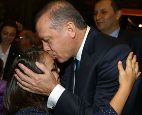 Engellilere karşı iki farklı tavır