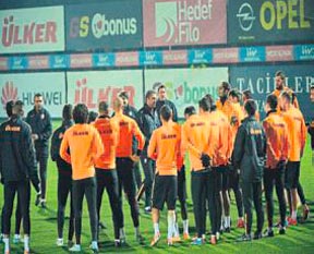 Aslan avını bekliyor