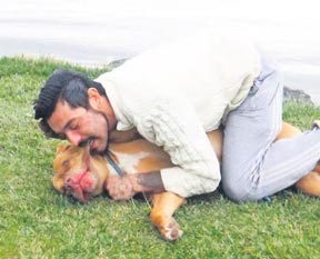 Köpeğini ısırdı!