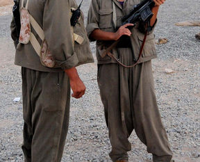 Teslim olan 2 PKK’lı mühimmatın yerini gösterdi