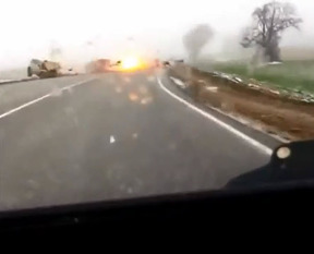 Seyir halindeki araca yıldırım çarptı