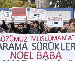 Noel'e Demba Ba'lı protesto
