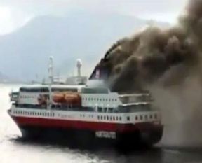 54 Türkün de bulunduğu gemide yangın
