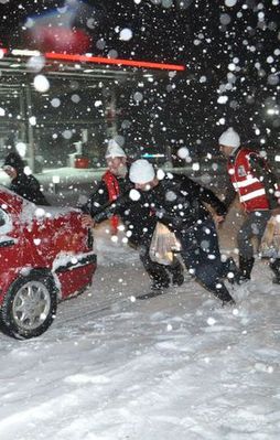 Bakan Elvan'dan yolda kalanlara acil çağrı