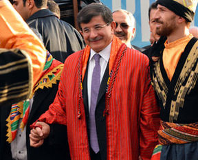 Başbakan Davutoğlu halay çekti
