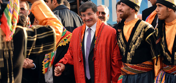 Başbakan Davutoğlu halay çekti