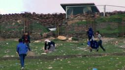 Cizreli 2 kadın taş atan çocuklara engel oldu!