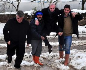 Omuzlarda taşınan başkan görevden alındı
