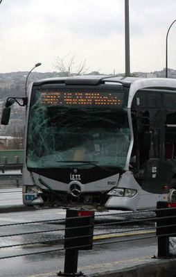 İki metrobüs çarpıştı: 3 yaralı
