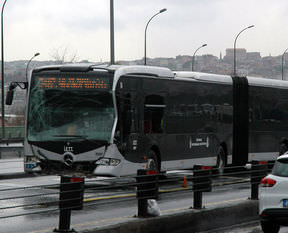 İki metrobüs çarpıştı: 3 yaralı