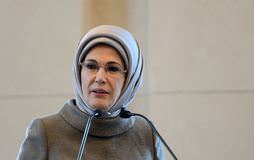 Elçi eşlerine yemek verdi