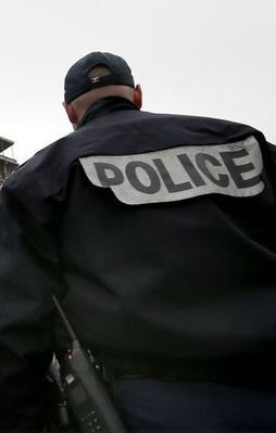 Paris’te saldırganlar polise saldırdı