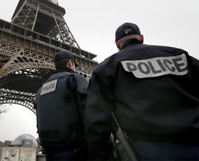 Paris’te saldırganlar polise saldırdı