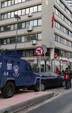 Terbiyesiz Cumhuriyet'e polis koruması