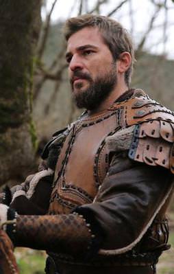 Diriliş'te kılıçlar çekildi